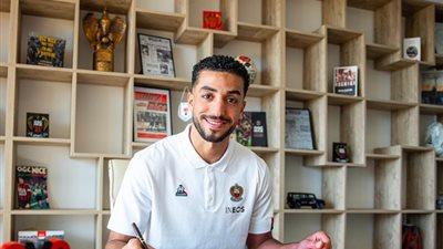 نيس الفرنسي يقدم محمد عبد المنعم لوسائل الإعلام اليوم