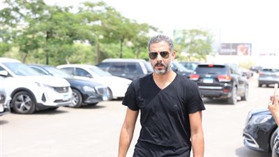 محمد فراج وهشام ماجد أول الحضور في جنازة والد المنتج طارق الجنايني (صور)