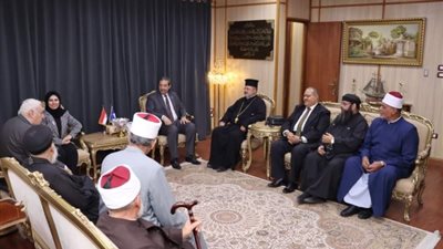 محافظ دمياط يلتقى مع بيت العائلة ويشيد بدورهم فى حماية المجتمع من الأفكار الهدامة