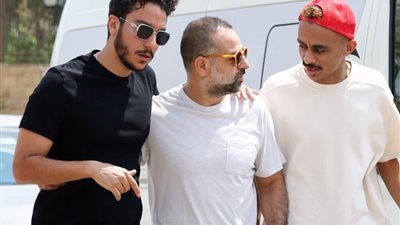 نور النبوي وهشام ماجد في جنازه والد المنتج طارق الجنايني