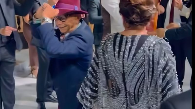 فيديو راقص لأحد كبار السن