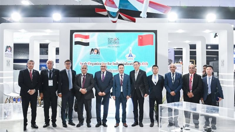 اللواء مختار عبد اللطيف خلال تفقد أجنحة الشركات في المعرض