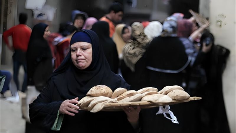 مصريون أمام مخبز مدعم للعيش - أرشيفية