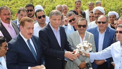 بالمزمار والطبل البلدي، وزير الزراعة يفتتح موسم جني القطن في المنوفية