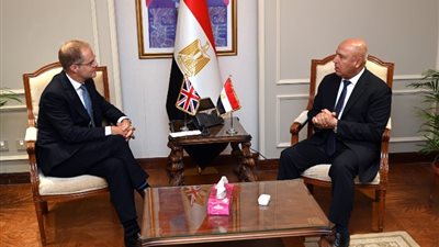 وزير الصناعة يبحث مع سفير بريطانيا التعاون في الهيدروجين الأخضر والطاقة المتجددة