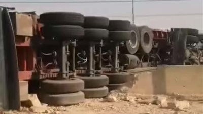 جثة و4 مصابين في تصادم سيارتين نقل بحادث الطريق الأوسطي (فيديو)
