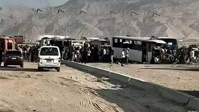 شاهد، حادث تصادم أتوبيس عمال وسيارة نقل فى طريق السويس - السخنة