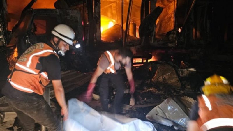 رجال الدفاع المدني الفلسطيني ينتشلون جثامين شهداء