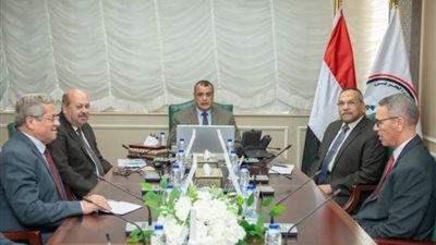 وزير الإنتاج الحربي يجتمع برؤساء مجالس إدارة شركتين تابعتين للوزارة