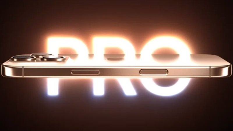 هاتف iPhone 16 باللون الأبيض