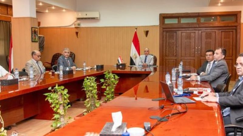 وزير الري خلال الاجتماع