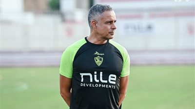 جوميز يتفقد أرضية ملعب مباراة الزمالك والشرطة الكيني بالكونفدرالية