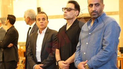 أحمد الشيخ والشقنقيري يتلقيان واجب العزاء في وفاة إيهاب جلال (فيديو)