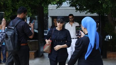 شريف ومنال سلامة أول الحاضرين في جنازة ناهد رشدي