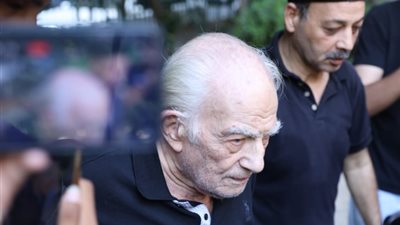 مش قادر يمشي، الفنان رشوان توفيق يشارك في جنازة ناهد رشدي