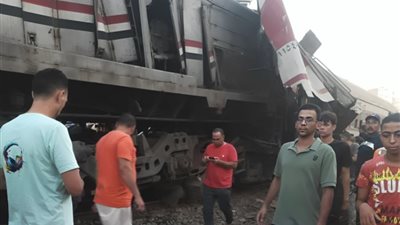 تصادم قطارين في الزقازيق والدفع بـ20 سيارة إسعاف لمكان الحادث (صور)