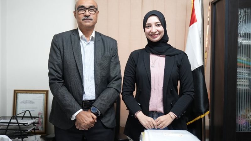 النائب إيهاب منصور مع محررة الجمهور