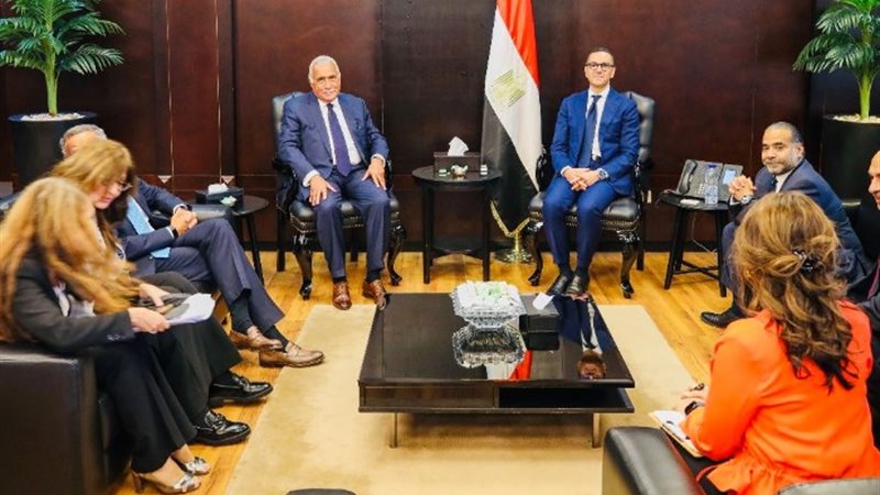 المهندس حسن الخطيب، وزير الاستثمار أثناء اللقاء