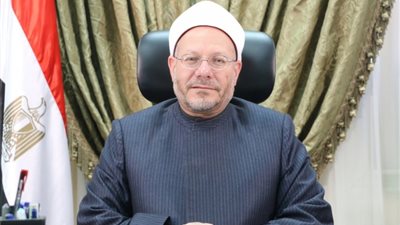 الرئيس السيسي يمنح وسام العلوم من الطبقة الأولى لمفتي الجمهورية السابق