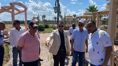رئيس دمياط الجديدة يتابع أعمال رفع كفاءة المسطحات الخضراء والحدائق