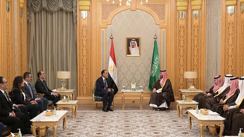 ولي العهد السعودي مع رئيس مجلس الوزراء مصطفى مدبولي والوفد 