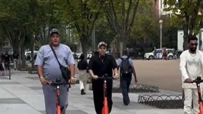 حمو بيكا وعمر كمال يثيران الجدل بصورة طريفة من أمام البيت الأبيض (فيديو)