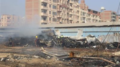 المعمل الجنائي يعاين موقع حريق مضرب الأرز بحلوان
