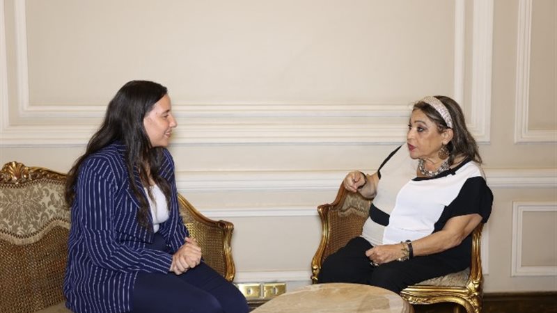 السفيرة منى عمر مساعد وزير الخارجية الأسبق للش