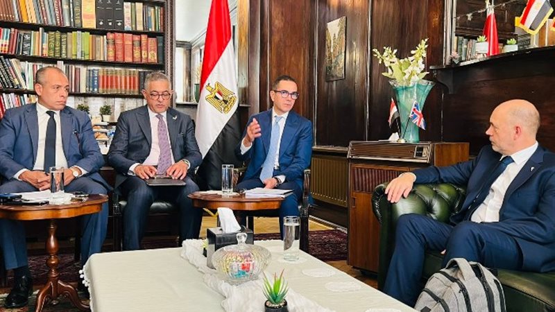 وزير الاستثمار والتجارة الخارجية أثناء الاجتماع