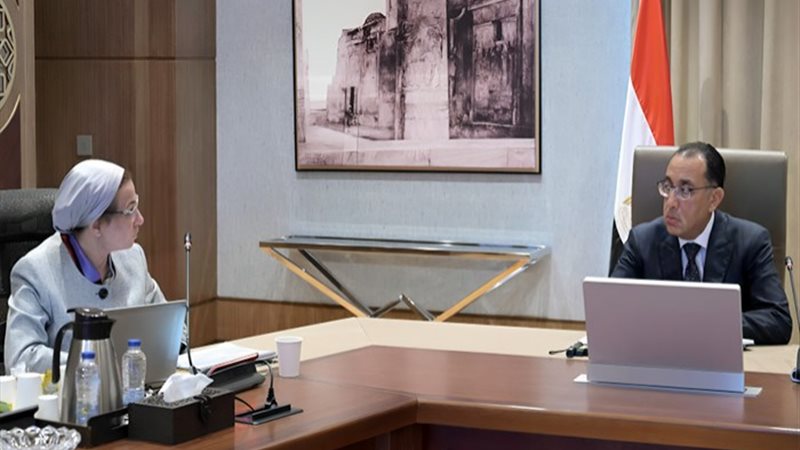 رئيس الوزراء خلال الاجتماع