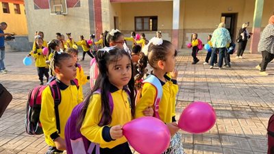 بالونات ووجوه ملونة، فرحة الطلاب باستقبال العام الدراسي الجديد