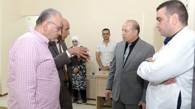 رئيس جامعة المنصورة الأهلية يتفقد إجراءات الكشف الطبي للطلاب الجدد