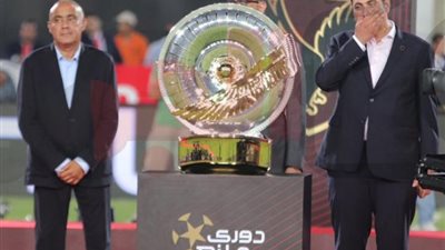 الدرع اتكسر، لقطة طريفة أثناء تتويج الأهلي ببطولة الدوري (صور وفيديو)