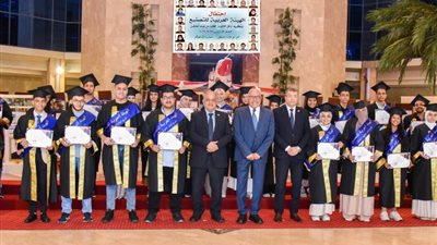 رئيس «العربية للتصنيع» يكرّم أبناء العاملين المتفوقين بالثانوية العامة (صور)