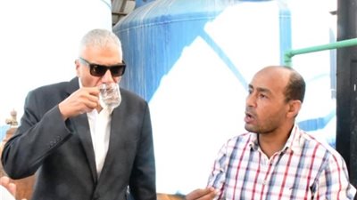بعد شائعة المرض الغامض، محافظ أسوان يشرب من محطة مياه لطمأنة المواطنين