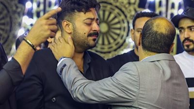 انهيار إسماعيل الليثي في أحضان النجوم خلال عزاء نجله (صور)