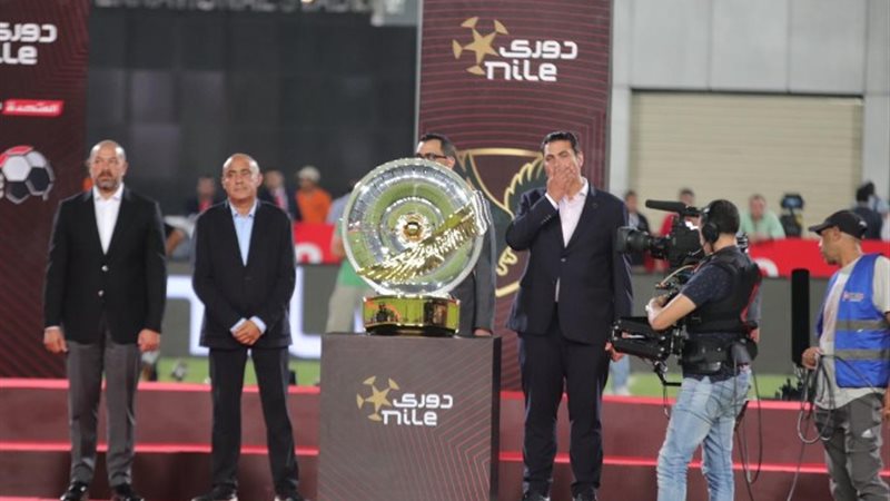 الأهلي يتسلم درع الدوري