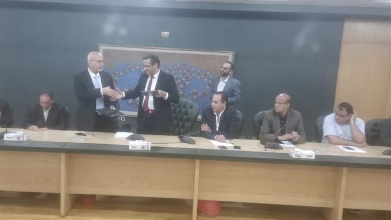 نقيب الصحفيين أثناء توقيع عقد مشروع التحول الرقمي المتكامل 