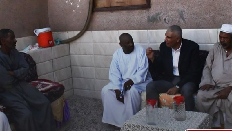 محافظ أسوان يزور قري المحافظة