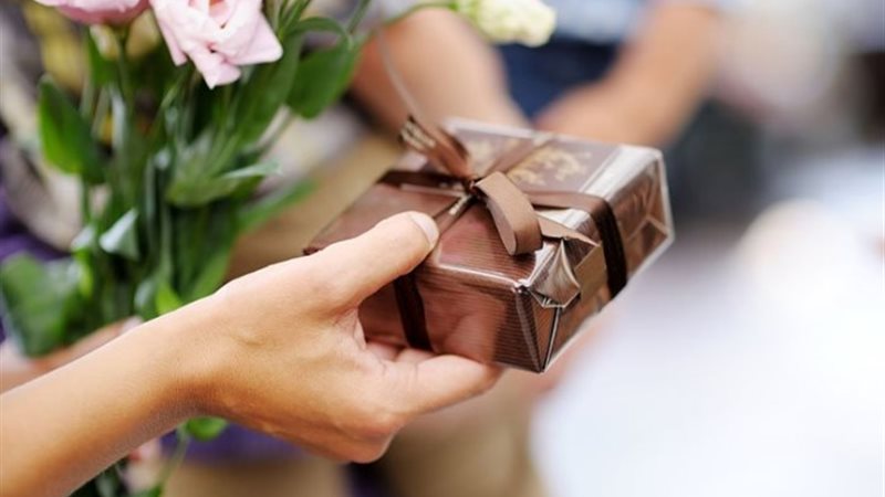 رؤية الهدايا في المنام ـ أرشيفية
