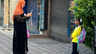 أولياء الأمور يرافقون أبناءهم في ثالث يوم دراسة بالقاهرة والجيزة