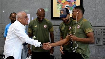 فور وصولها الرياض، حسين لبيب يطمئن على بعثة الزمالك
