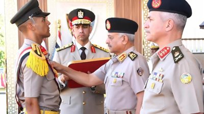 وزير الدفاع يشهد حفل تخرج الدفعة 166 من كلية الضباط الاحتياط (فيديو)