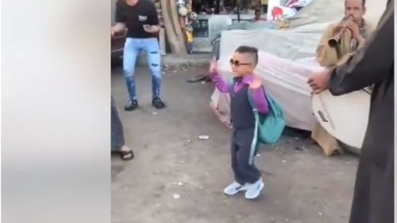 طفل يرقص على أنغام المزمار والطبل البلدي