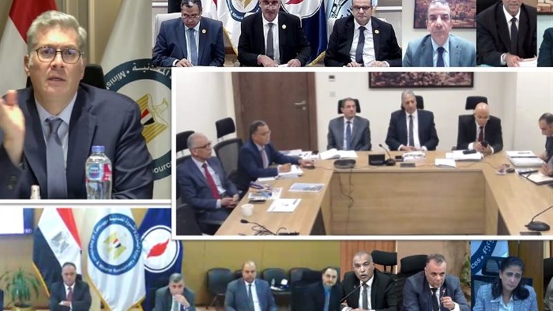 صورة من الإجتماع علي زوم