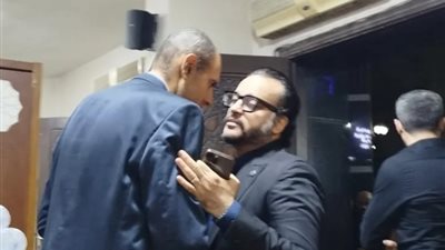 الحزن يسيطر على إيساف في عزاء شقيقه