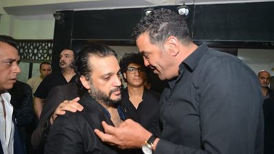 نجوم الفن يحرصون على حضور عزاء شقيق إيساف (صور)