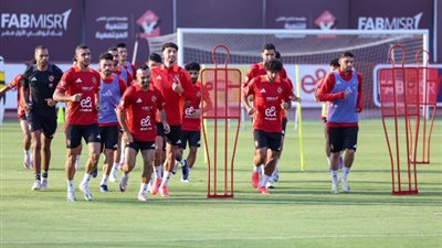 ماذا يحدث بمعسكر الأهلي قبل السوبر الإفريقي؟ نُكت للشحات وتركيز الشناوي وتميمة أفشة
