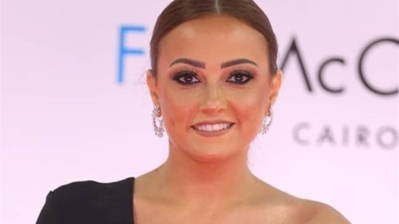 الفنانة بشرى