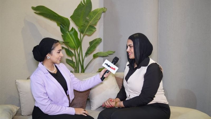 ندى الهواري المختصة بمبيعات شركة المنارة العقارية مع محررة 